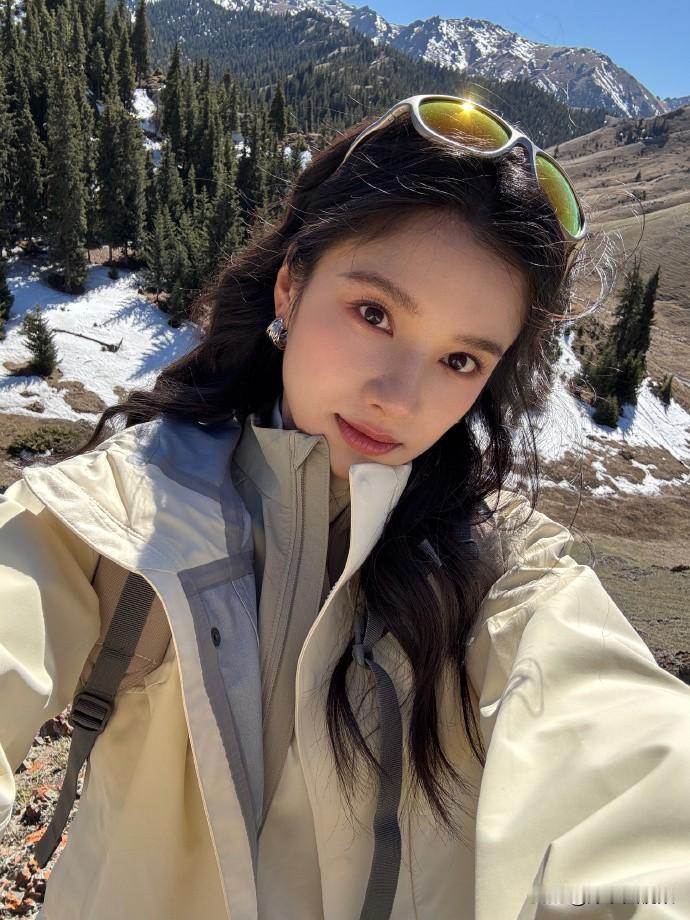 ❤️张婧仪山野徒步随拍多视角出镜🏔️。置身山林雪景之间，开阔山河氛围感拉满。直