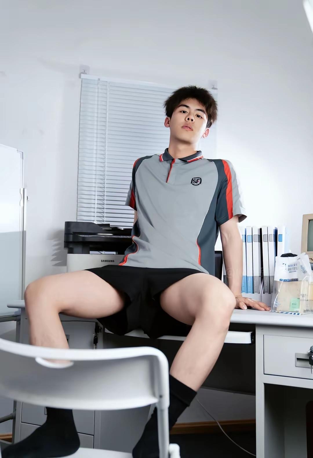 春日生活打卡季春天的公园真的越来越热闹了，尤其是那些爱运动的肌肉帅哥们，一个个都