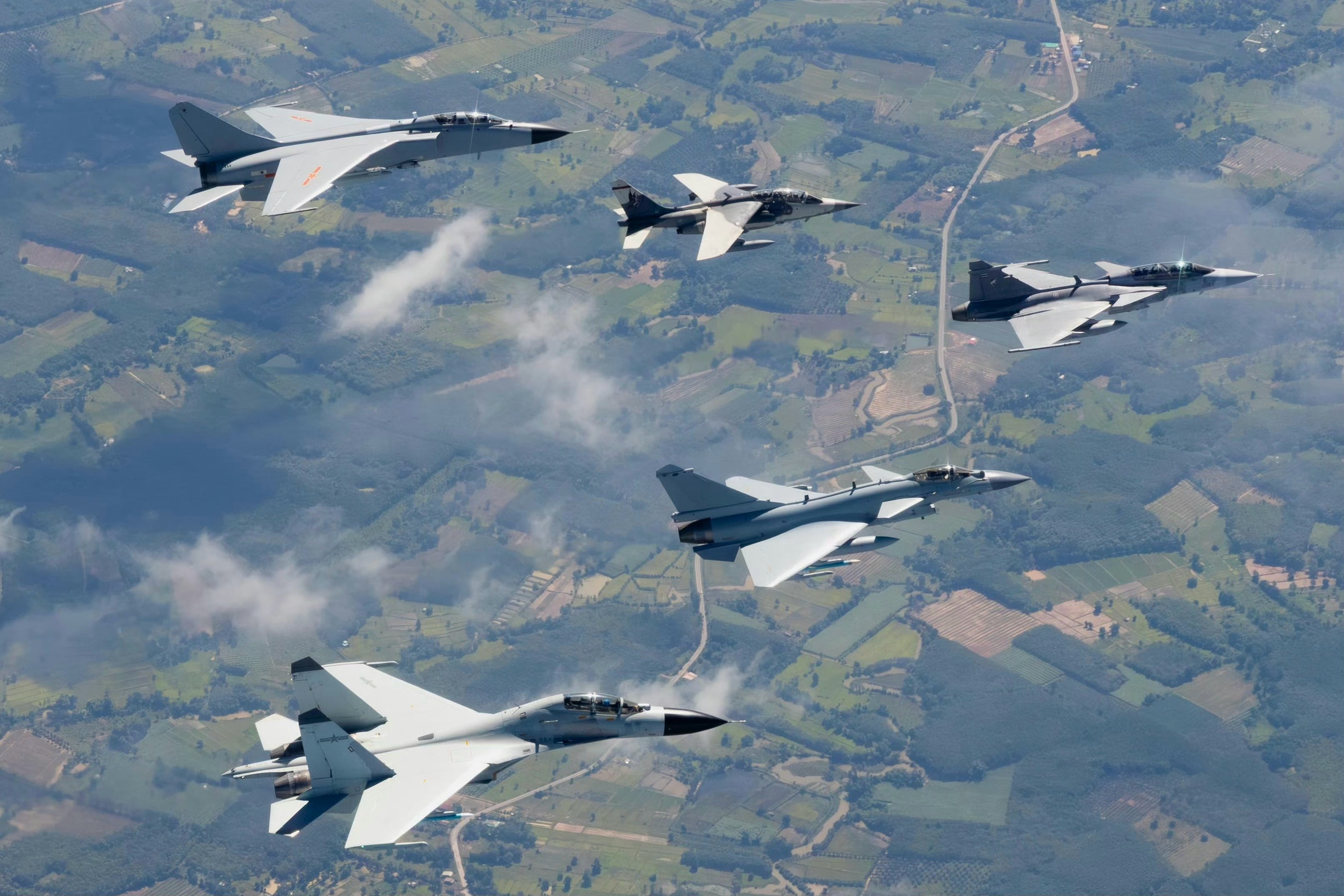 官方高清空对空摄影，空军J-10C、JH-7A2和海军J-11BS与东道主并肩飞