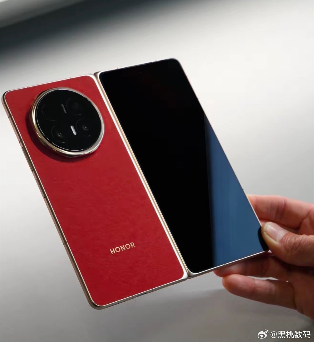 最近有网友爆料，苹果2026年将发布的折叠屏iPhone Fold，或将采用双层