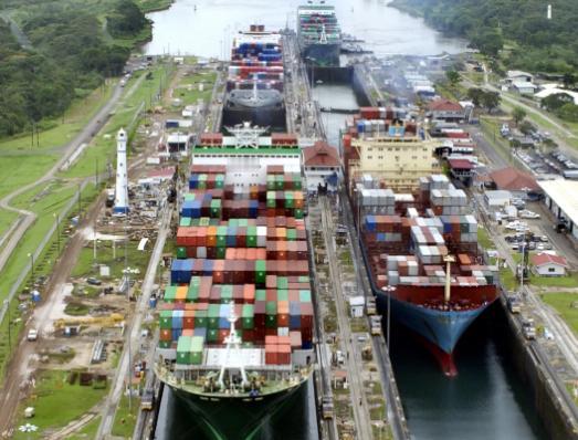 最近巴拿马的操作可以写进《外交行为大赏》。

一边闯港口接管中资企业，另一边又开