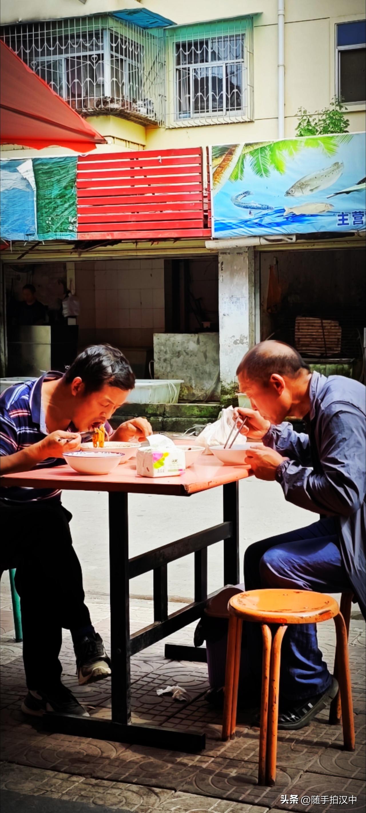 临近晌午，路边的面皮店的食客多了起来。太热的天气里，我也需要来一碗面皮菜豆腐。麻