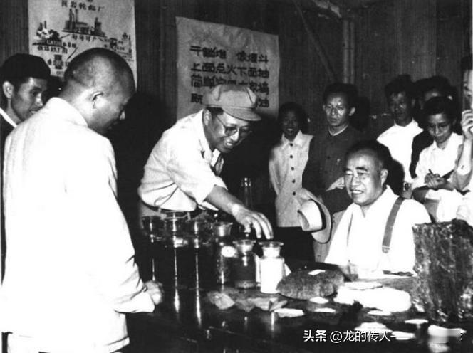 1958年5月27日，朱德在北京参观小型石油厂的产品。左一余秋里。