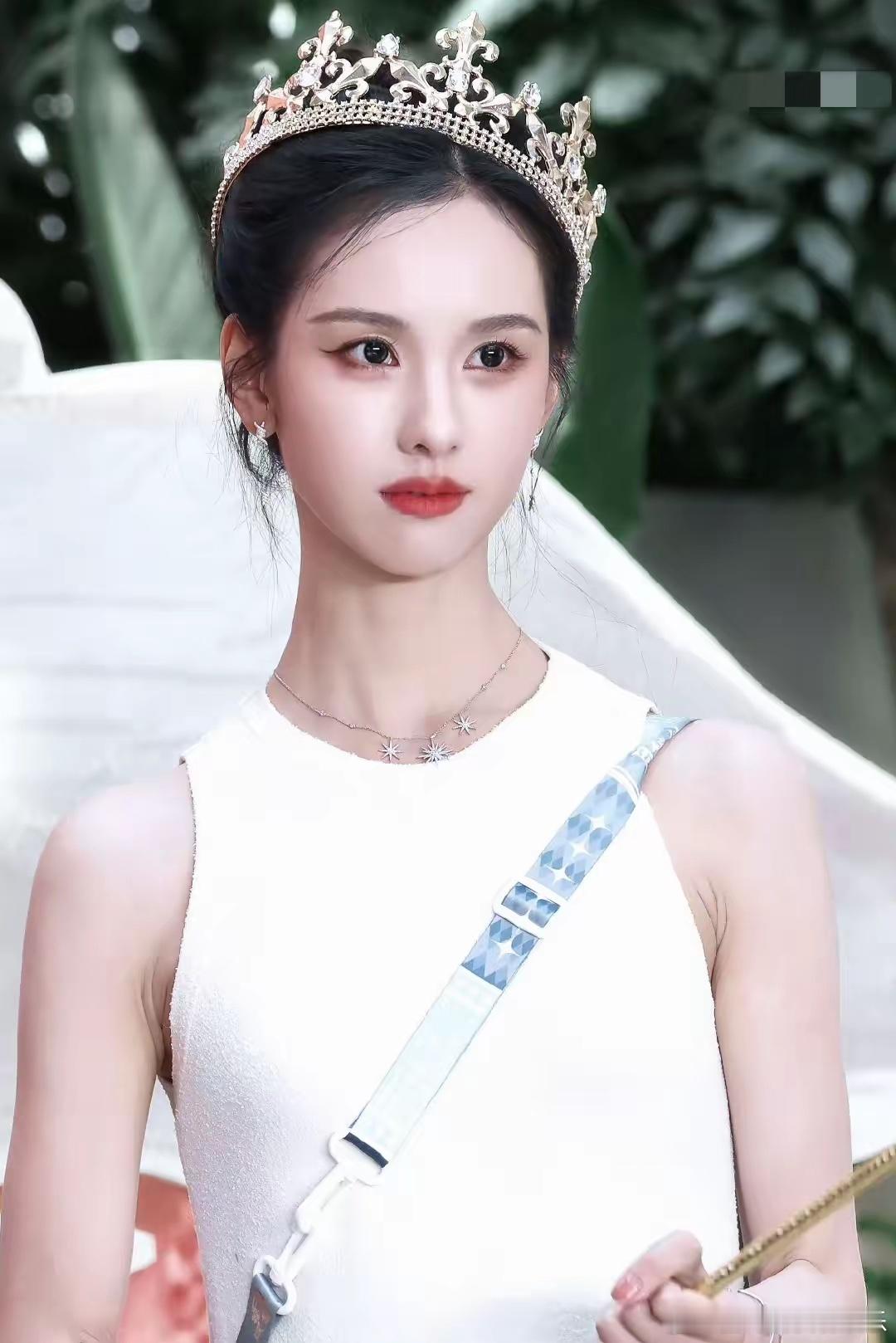 主持人问:“如果男朋友出/轨了自己的好朋友，你会怎么办？”陈都灵毫不犹豫地回答: