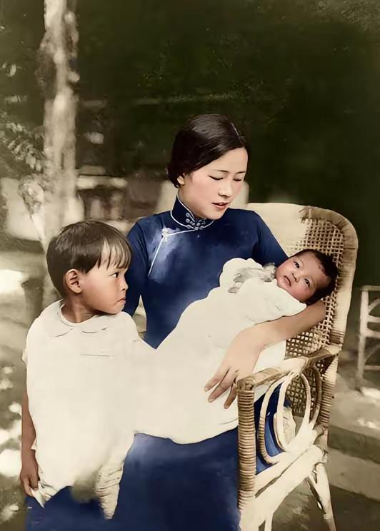 这是民国女神林徽因和女儿梁再冰，以及梁从诫的真实合影，都看看吧，那时的小仙女已是