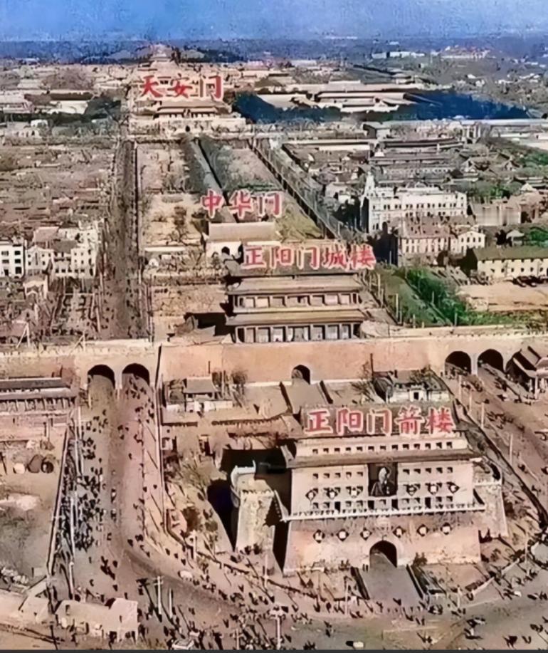 这是天安门原来的样子，事实证明，梁思成和林徽因是有远见的人，可惜，在郭沫若的一再