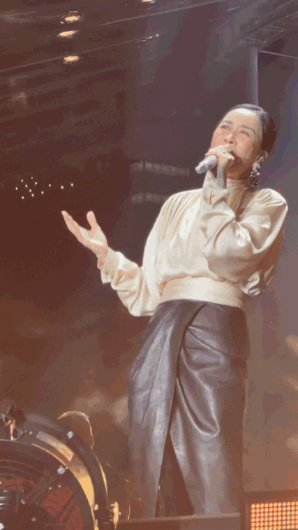 氛围感拉满！那英现场演唱《缠》，开口梦回《这一秒过火》虐恋