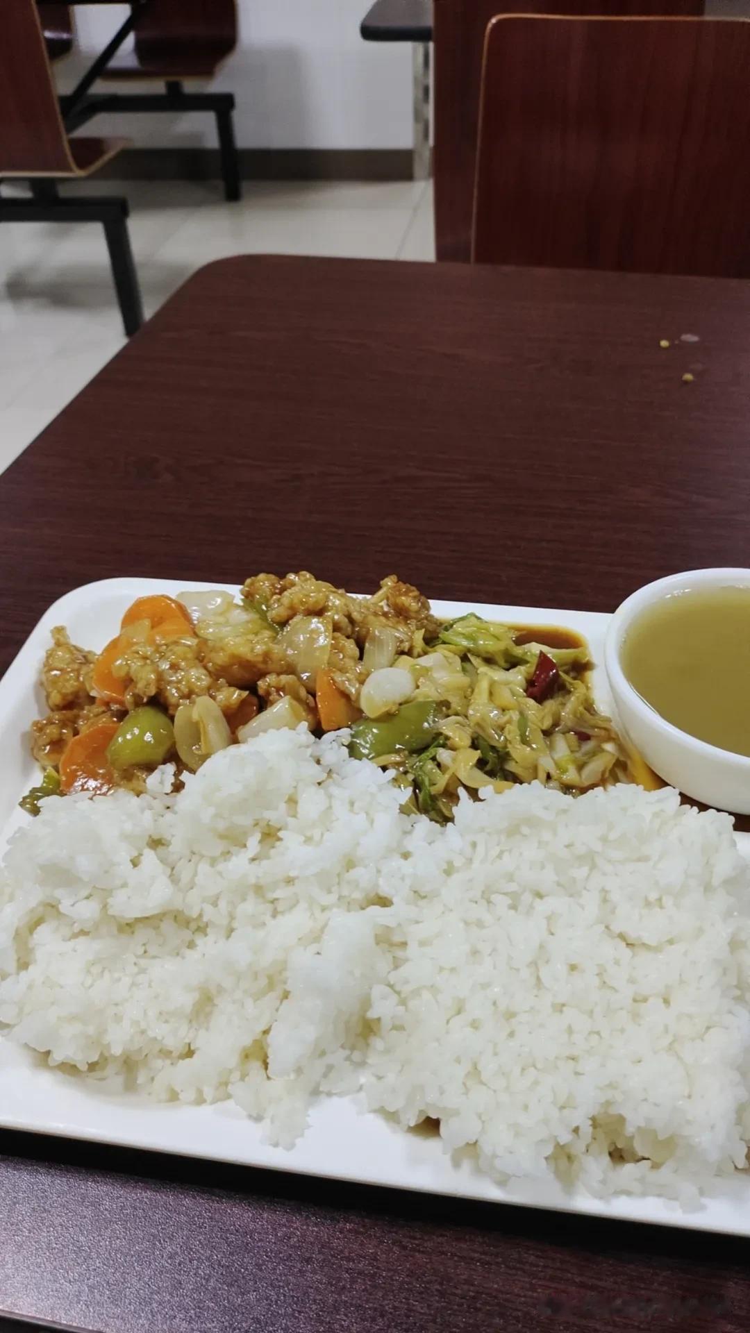 《👀在五星级酒店做保洁，每天中午吃这样的饭菜，你觉得怎么样？》

😜家人们，
