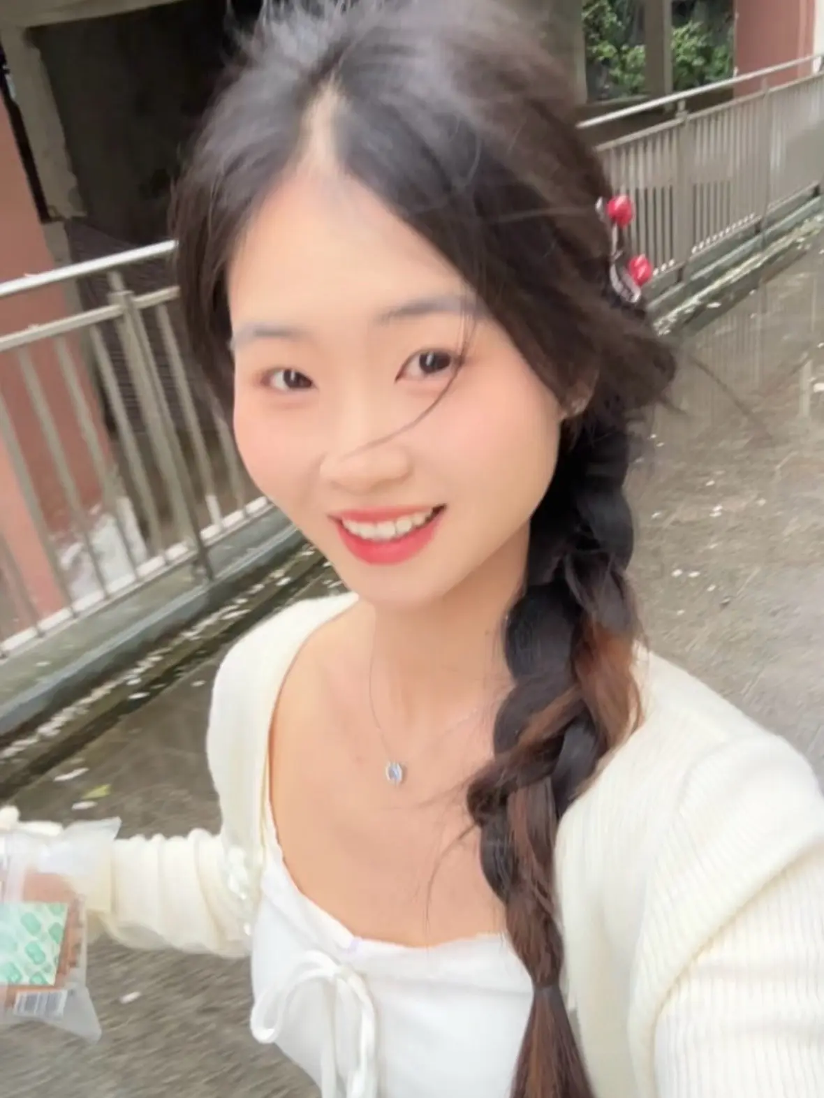 我们结婚吧，就在小县城，电动车哪里都能去，三四十的房子，八九万的车，灯...