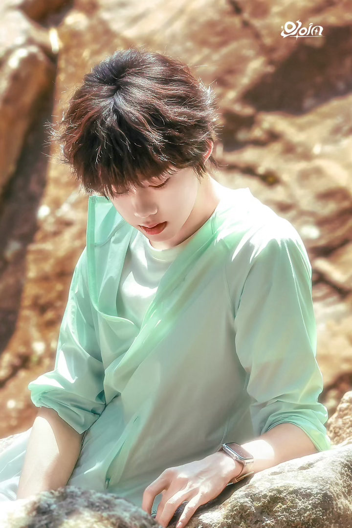 陈奕恒 身材和脸各长各的真的会被陈奕恒这种极致反差狠狠戳中。脸蛋是干净清爽的少年