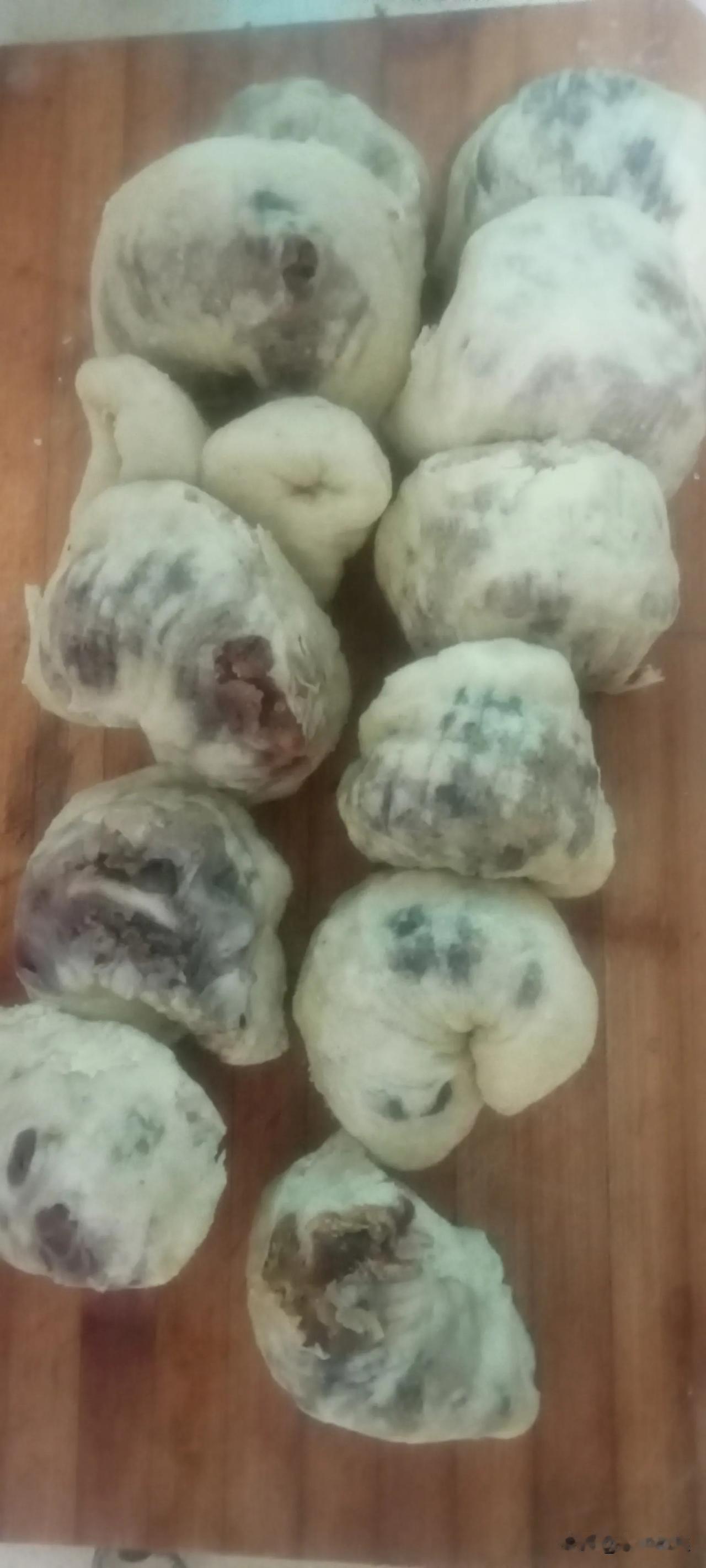 中秋节家里的收到的月饼，豆沙、红豆、香芋味的，甜得发腻，直接吃实在是受不了，扔了