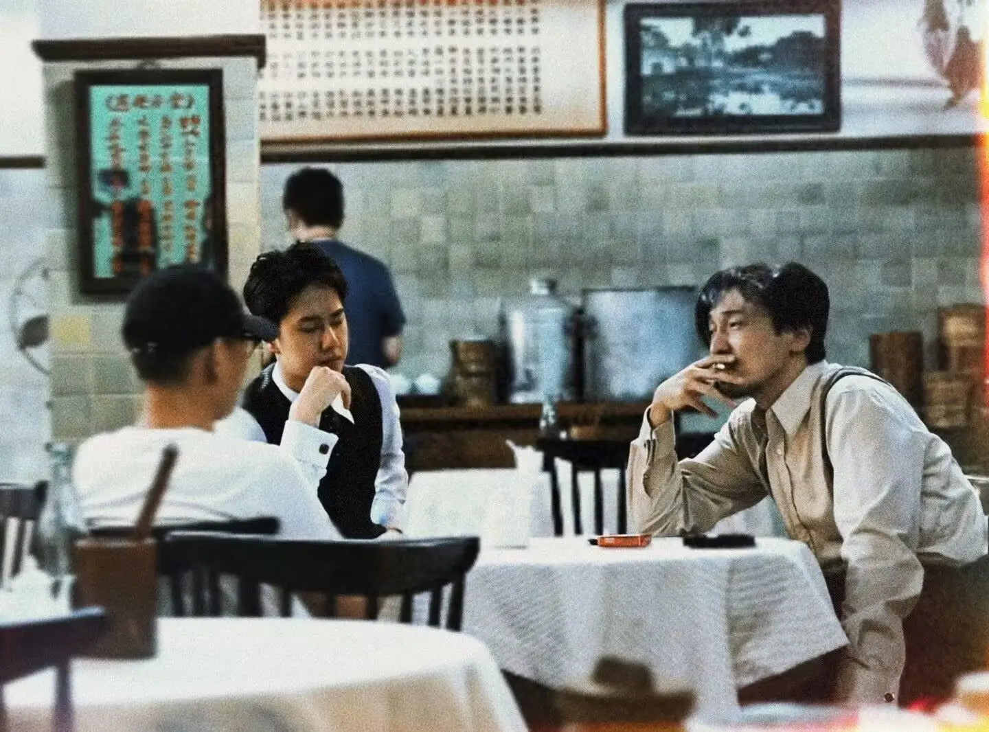 我锁着眉。