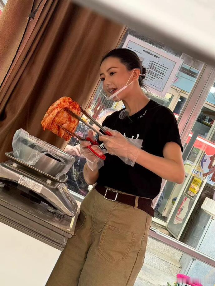 最近高圆圆在东北卖辣白菜，她这回搭配的很有时尚感，看起来格外的迷人。

高圆圆上