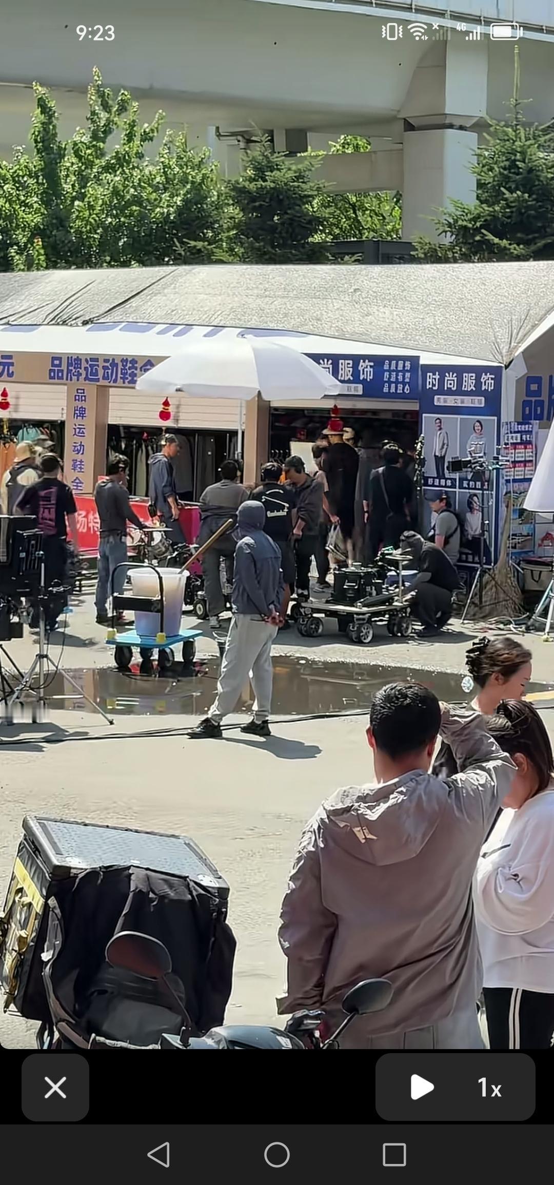长春市吉林大路亚泰超市对面来了个剧组，据说在拍电影，好多明星都在。

近日，长春
