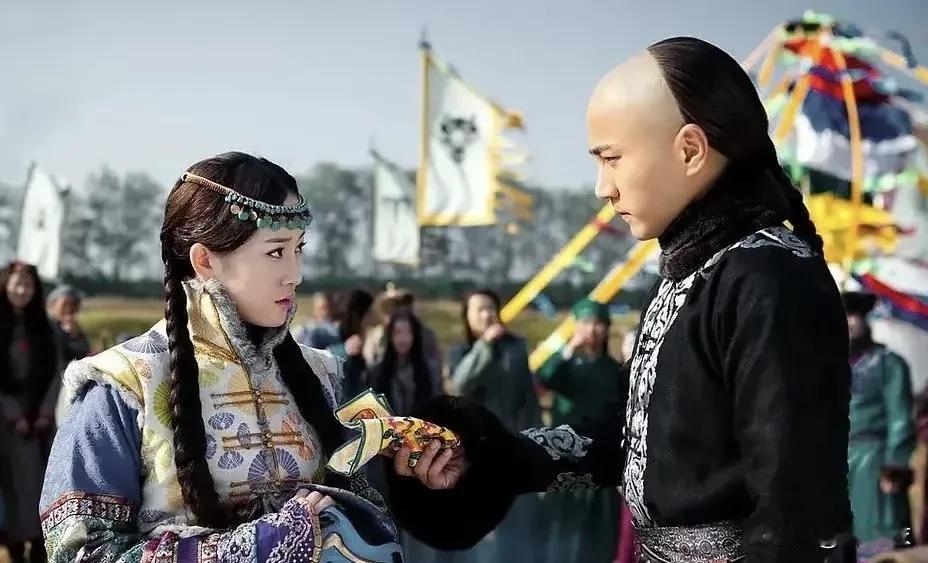 皇太极对海兰珠应该是一见钟情吧，因为“朕自遇尔，厚加眷爱”，这是皇太极说的。
