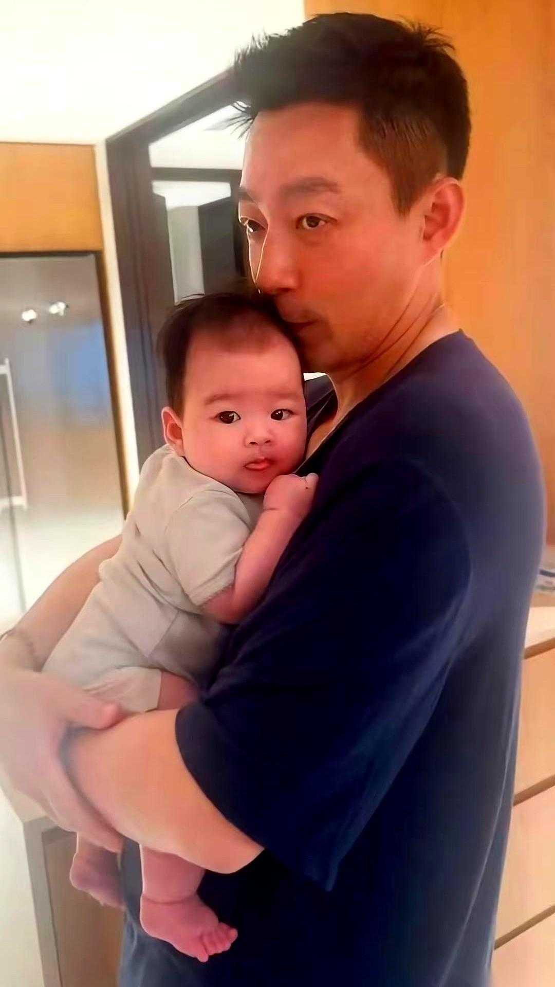 汪小菲马筱梅那个儿子，照片一出来，所有人都觉得哪儿不对劲。
那张小脸，既不像爹，