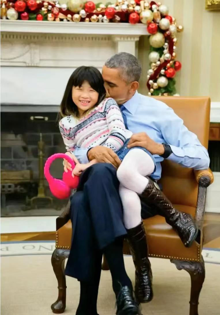 2015年，美国白宫，奥巴马与他的亲侄女在一起嬉闹玩耍。很少有人会想到，非裔总统