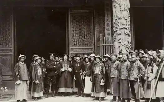 美国反华派认为，中国现政府跟清政府差不多，专制腐败，中国的所谓辉煌都是吹出来，中