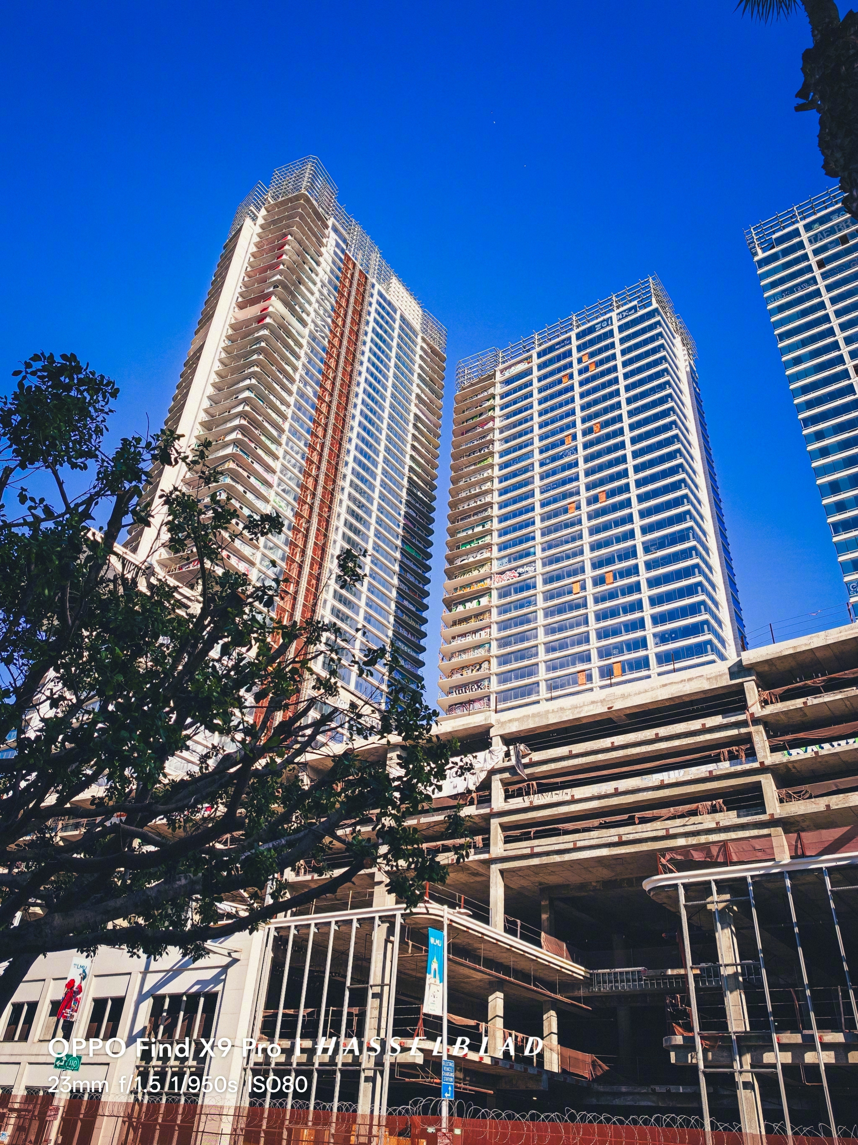 上次来这里时还叫「斯台普斯中心」还没有科比和帕特莱利的雕像科比球衣旁边还没有加索