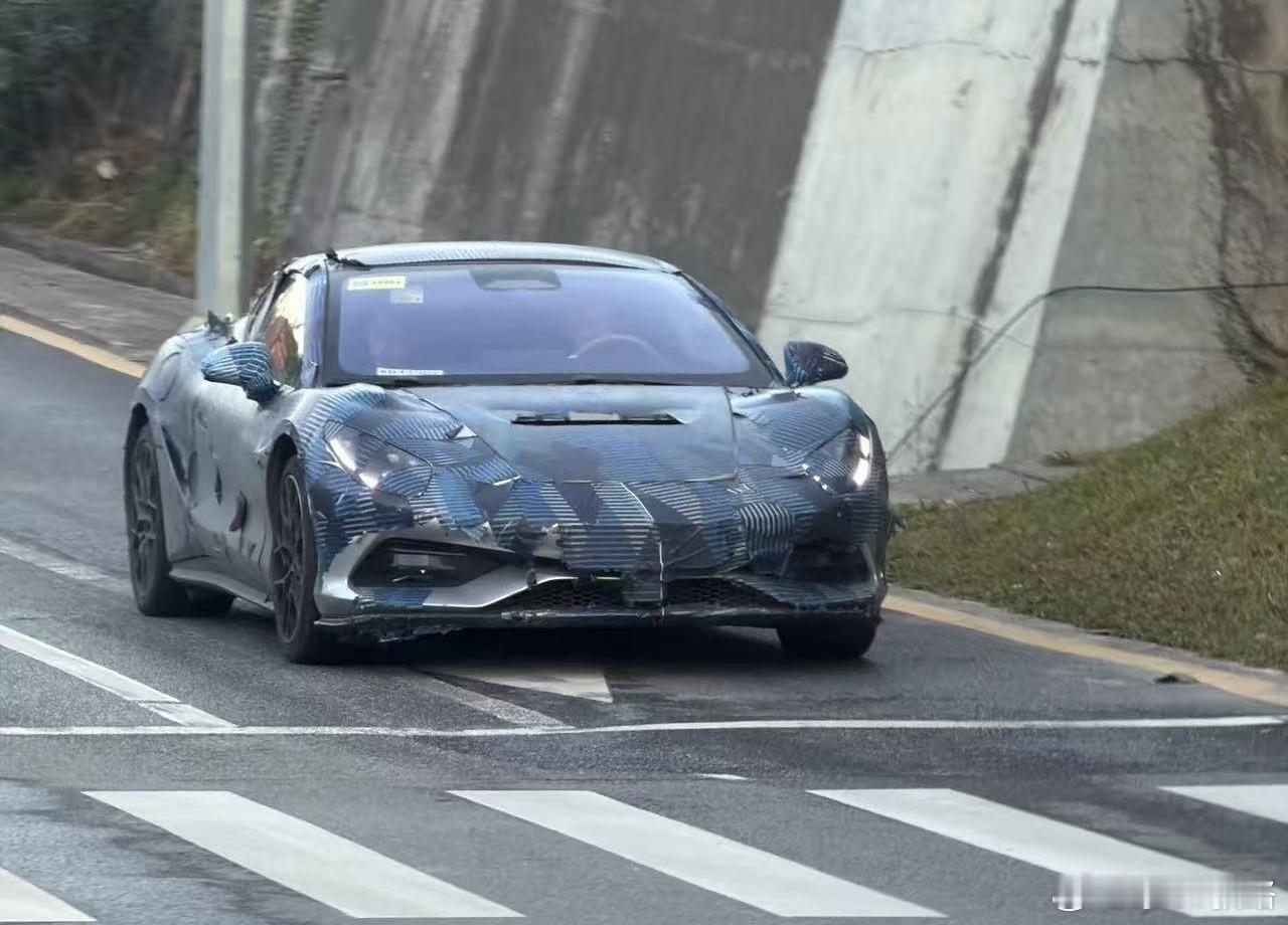 腾势Z又有照片细节更加清晰，加上磁流变悬挂基本上可以预测，这将成为中国品牌史上最