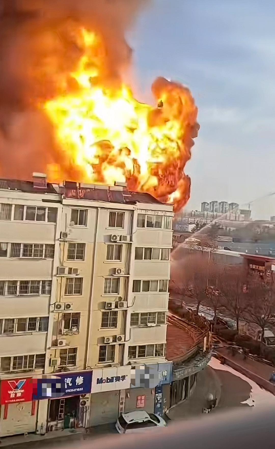 洛阳二桥路附近突发火灾 应急管理局:汽配店仓库起火,明火已灭,事故原因正在调查