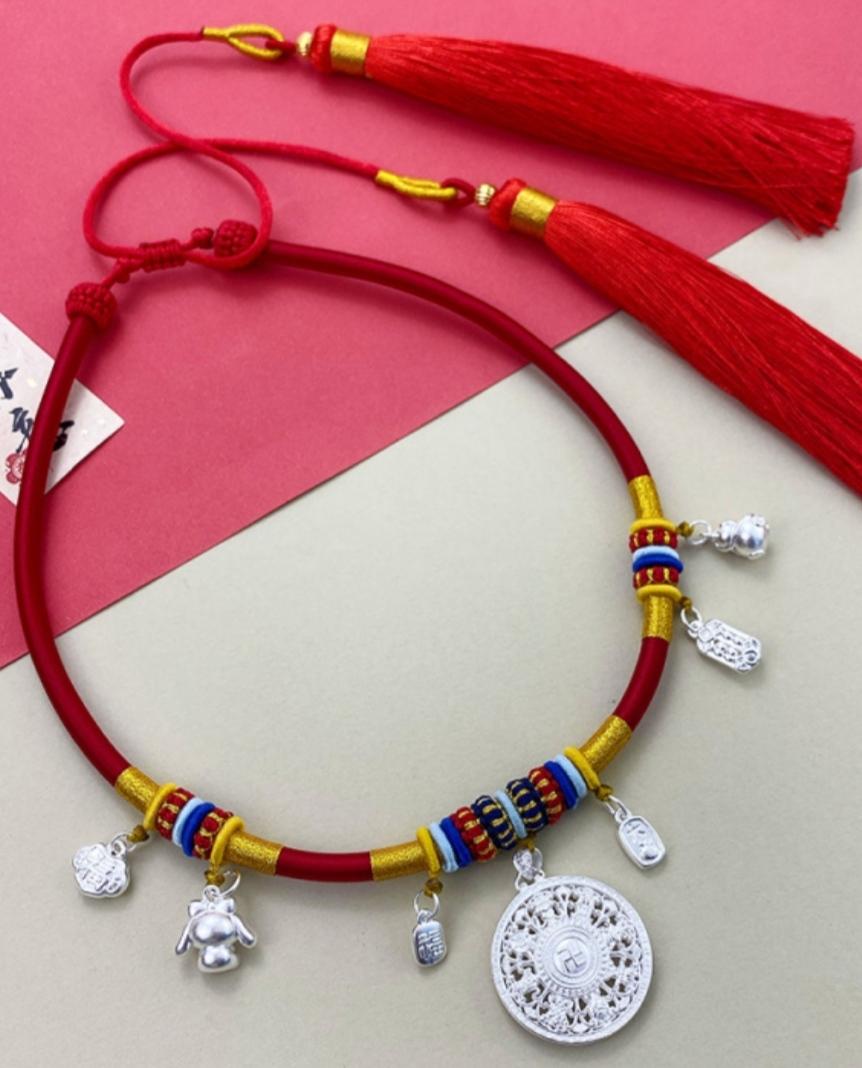 这份很不起眼的工作，每个月都要卖金银首饰，这是发生在我身边的真实故事。可以说我们