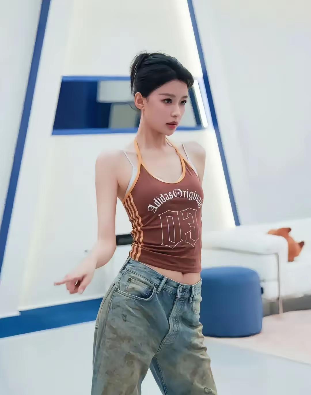 孙怡
身形娇小玲珑，模样可爱大方
与董子健离婚之后
基本没什么作品问世
她和ba