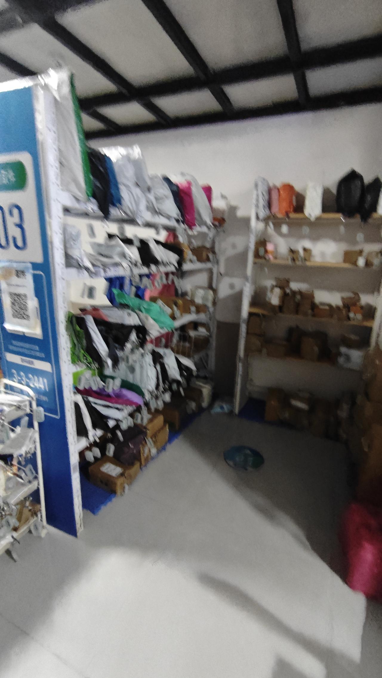 我们小区楼下一个便利店，挂了一个菜鸟驿站的牌子，在我们这个只有五六百户的小小区楼