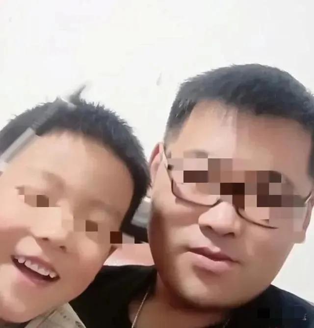此刻，山东威海被生母和男友虐打致死的5岁男童父亲郑先生后悔得要死。

他恨自己没