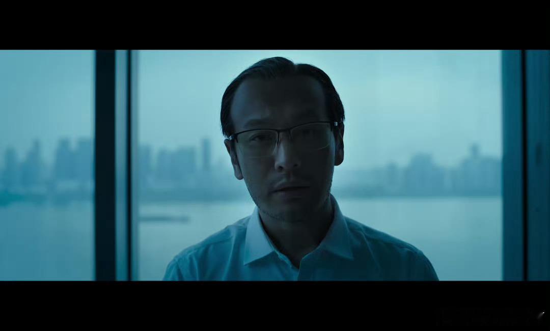 #电影戴假发的人定档# 董越导演，黄晓明主演。《戴假发的人》11月16日上映，伪