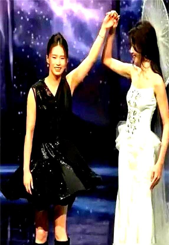 身份证号、电话全被扒光，陈芋汐收到威胁私信，就因为拍了几张时尚照片。
 
你没看