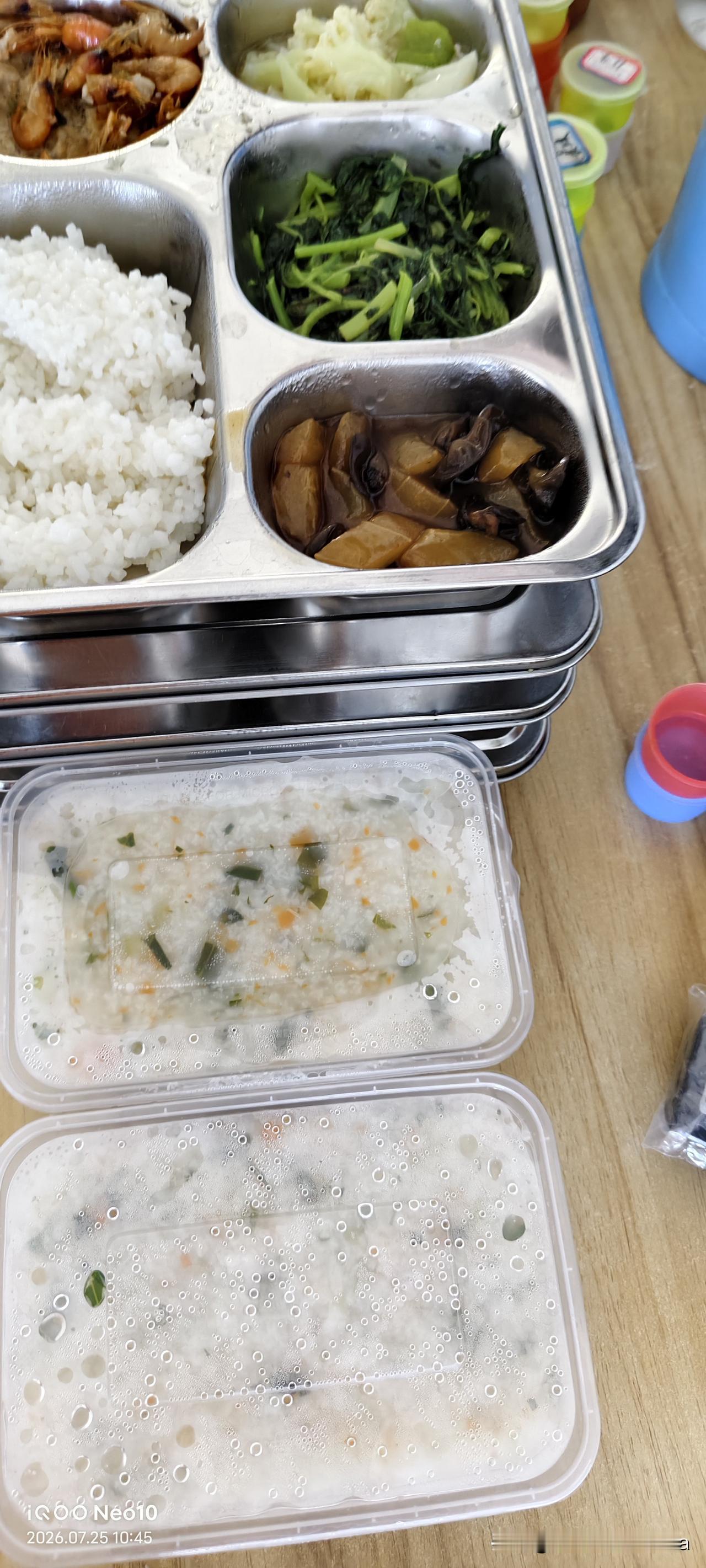 26床总说医院的饭菜不好吃，这不大房间又来了一个新病人，中午吃饭的时候他老婆也在