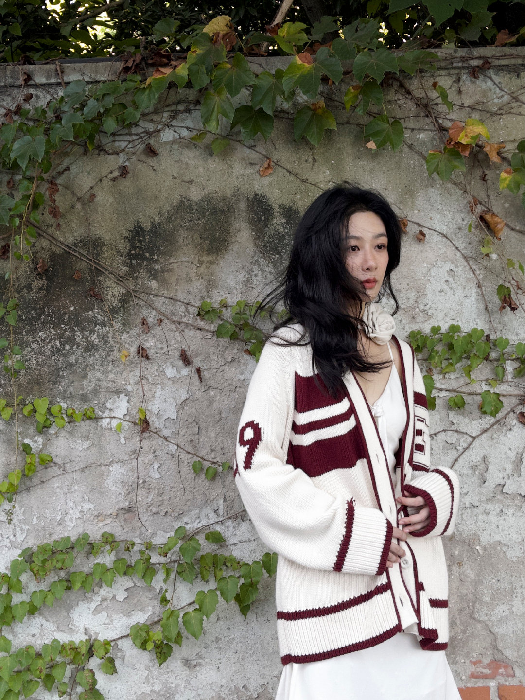 虽然说杨紫长相思换成女装后就没那么好看了，但是她美啊#杨紫脖子上戴了一朵花##杨
