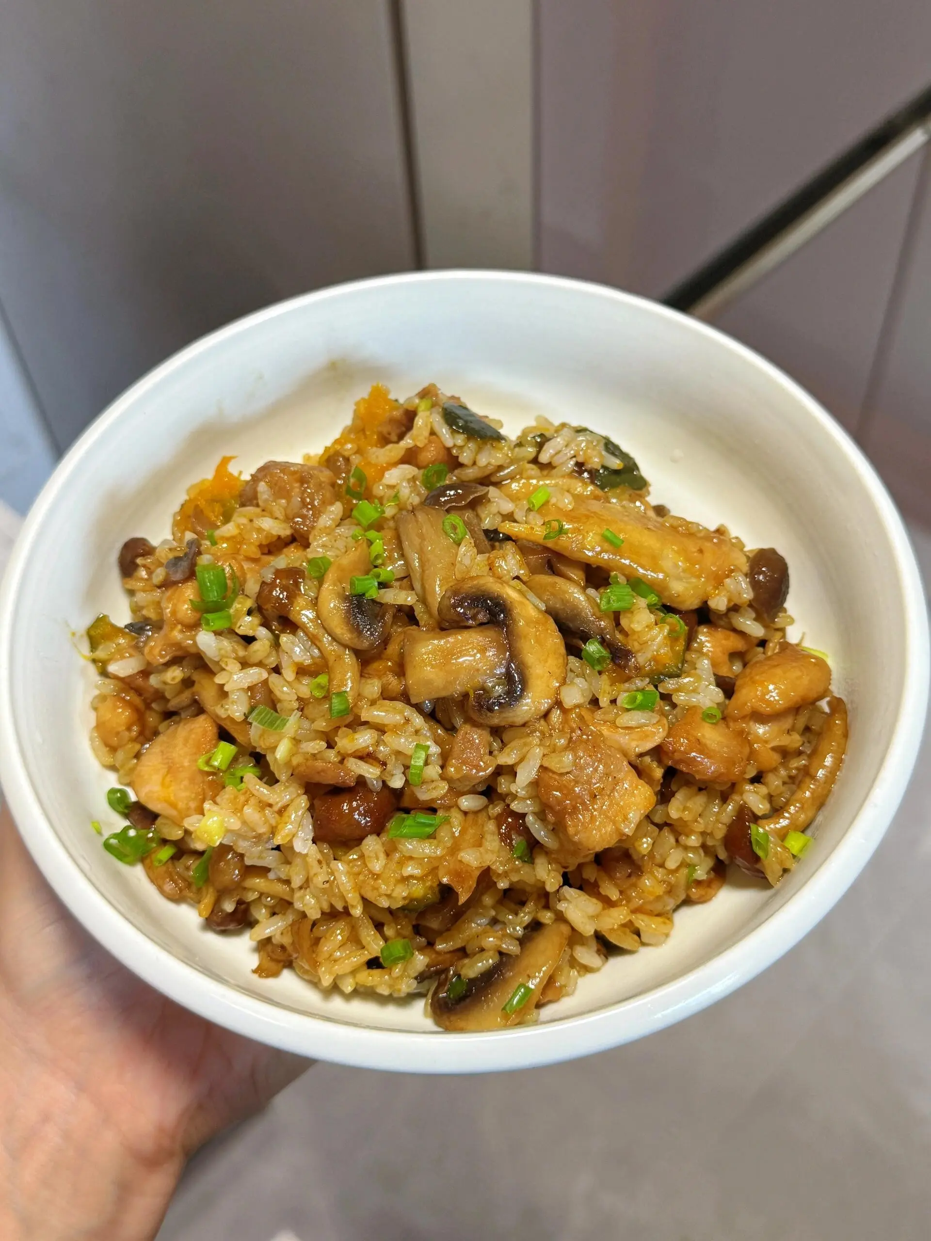 嘎嘎好吃的菌菇拌饭。天气热了，焖饭可以经常做，饭菜一锅出个简单省事叉好...
