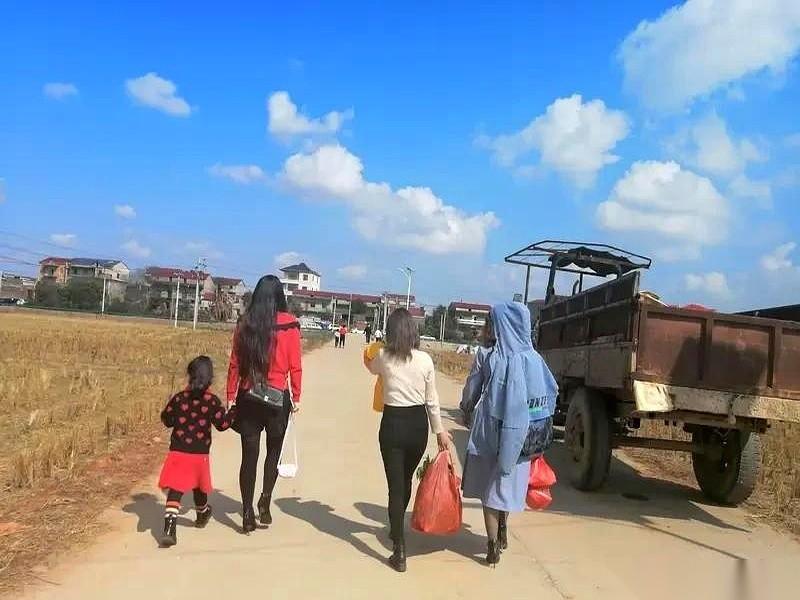 小时候一起掏鸟窝、滚泥巴的那群堂兄表姐，现在过年坐一桌，除了“呵呵”、“工作怎么