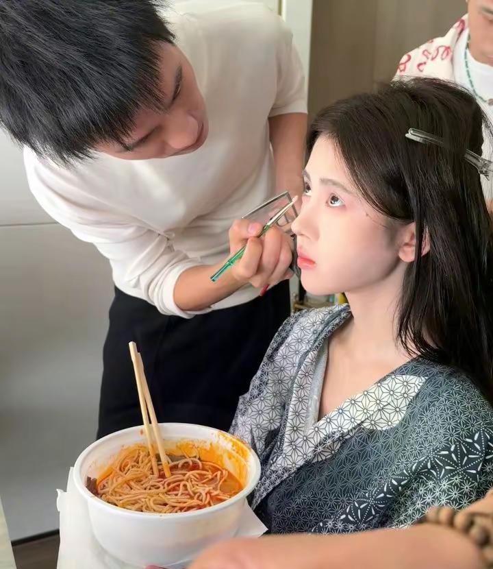 @鞠婧祎 ：相信我，陪着你”她说: “真的很爱大家她说: “这条路很累 但我与大