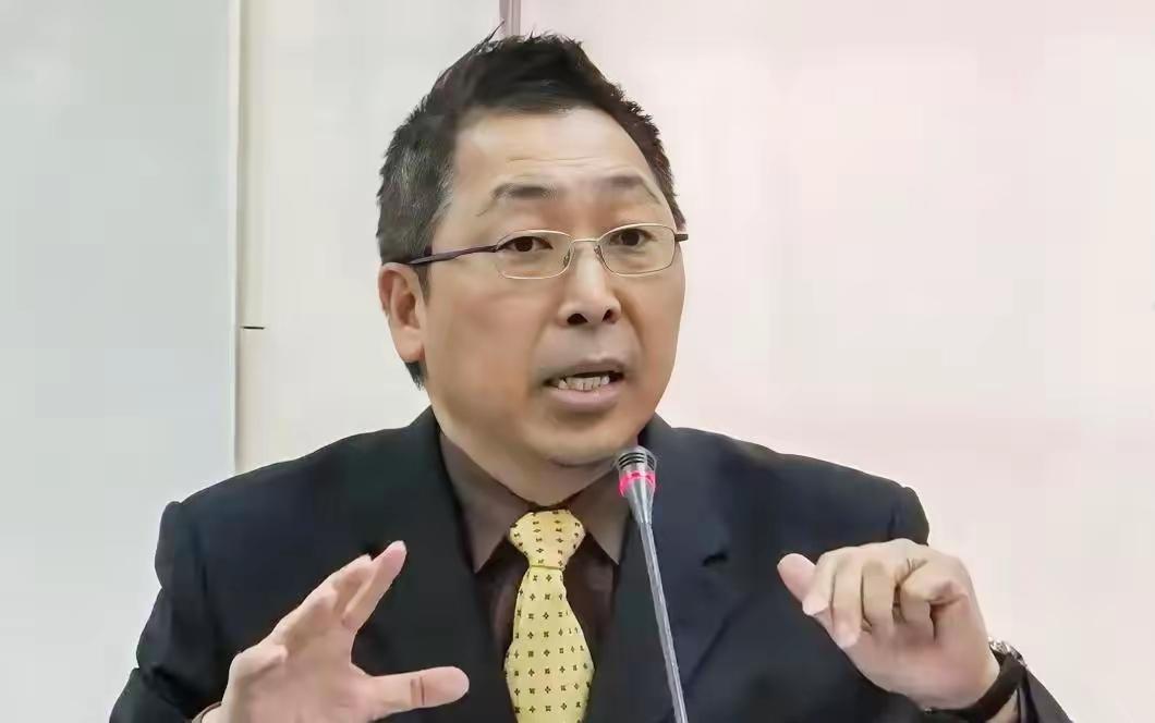 台湾名嘴唐湘龙喊话郑丽文，就其访陆给出一个“忠告”，大意是台湾是中国的一个省，国