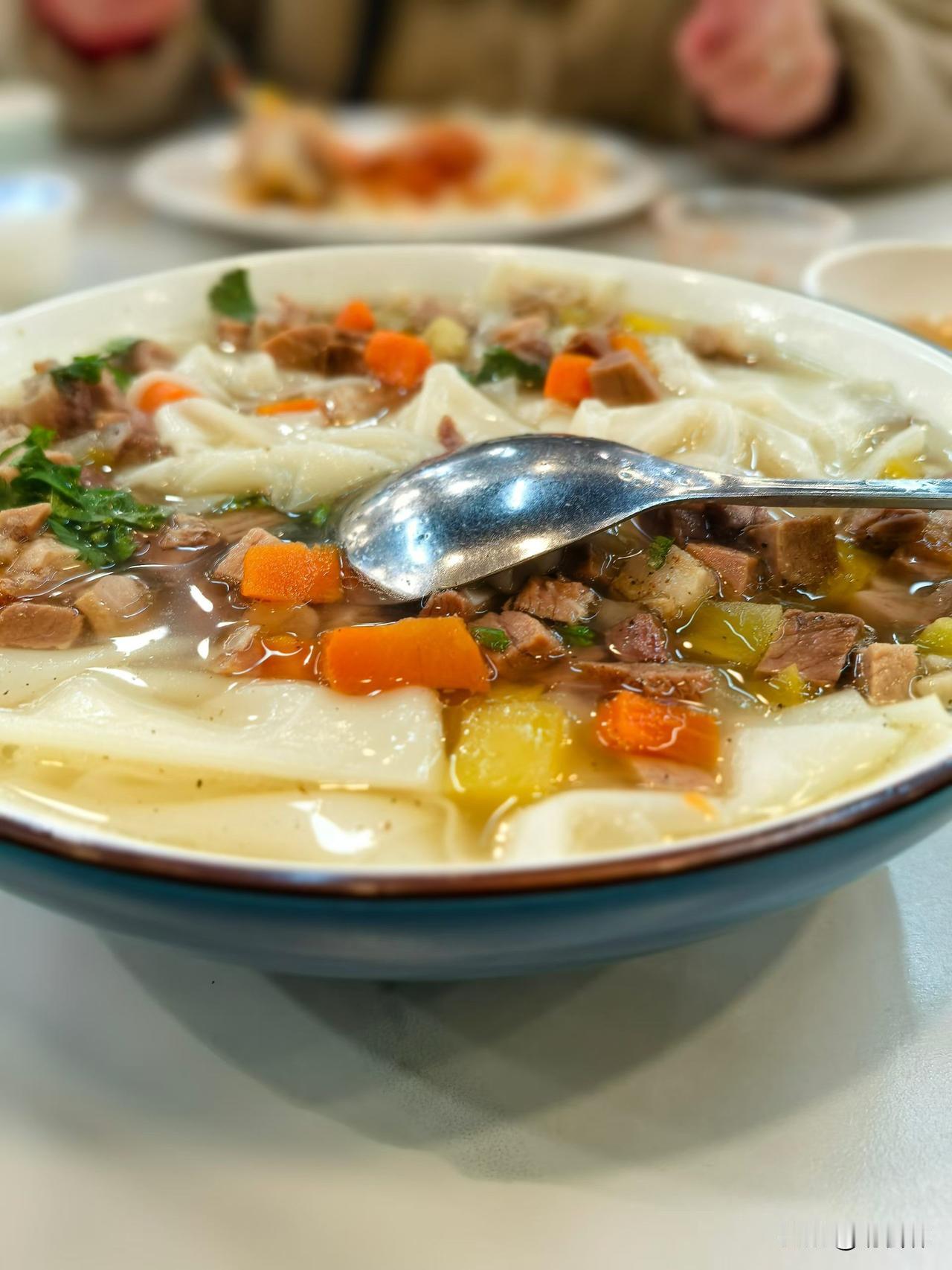 乌鲁木齐寻吃：明优利特色拌面抓饭店
吃货有理，晒吃无罪。话说春节期间逛二道桥后，