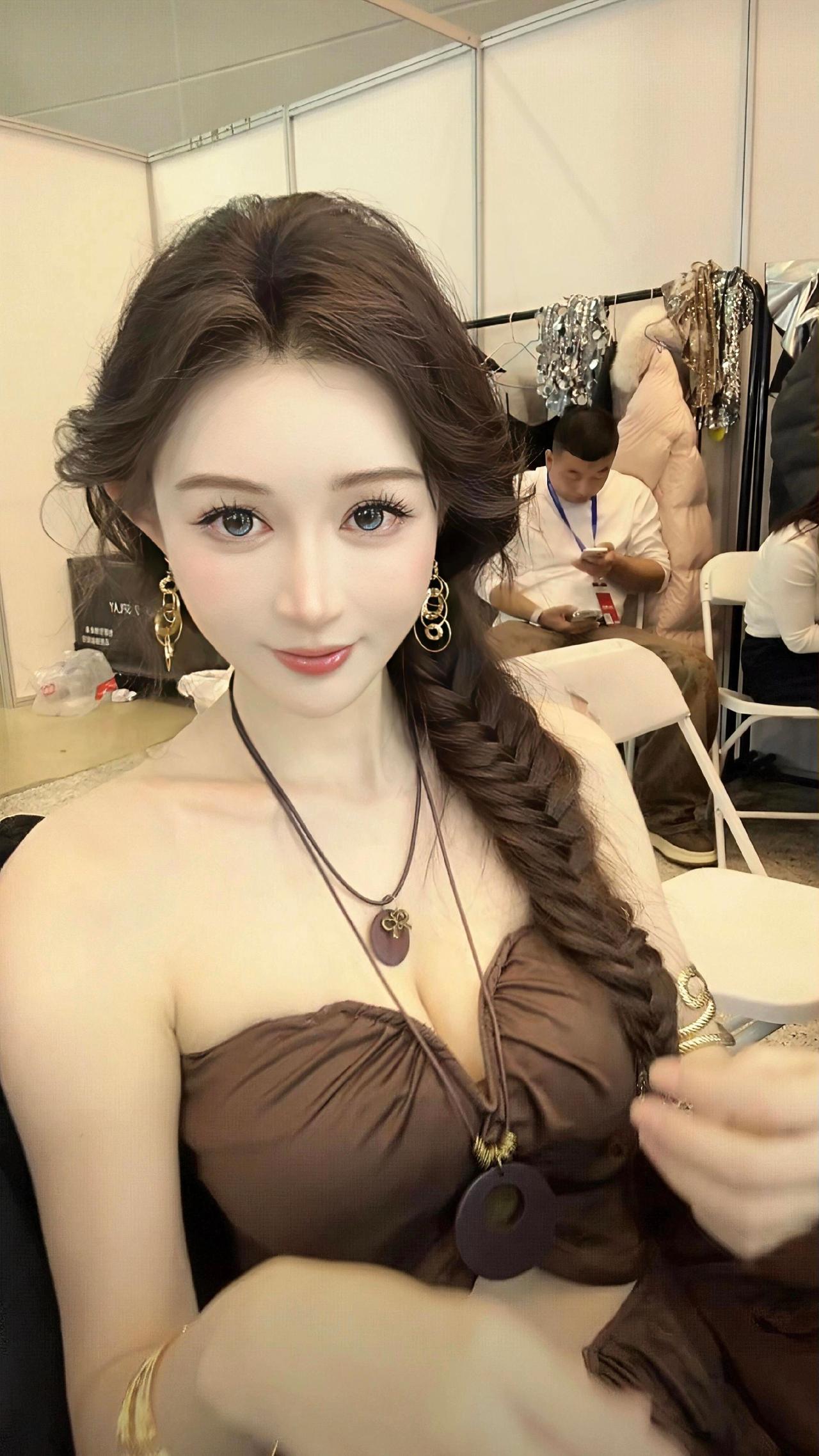 @敏敏💫 @小敏～ 温柔气质穿搭 人气女模特 氛围感拉满的妆容 女明星的后台花