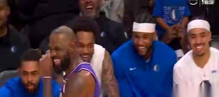 詹姆斯在那边跟欧文讲了个笑话，旁边一堆人，队友、助教，笑得前仰后合。
镜头扫过去