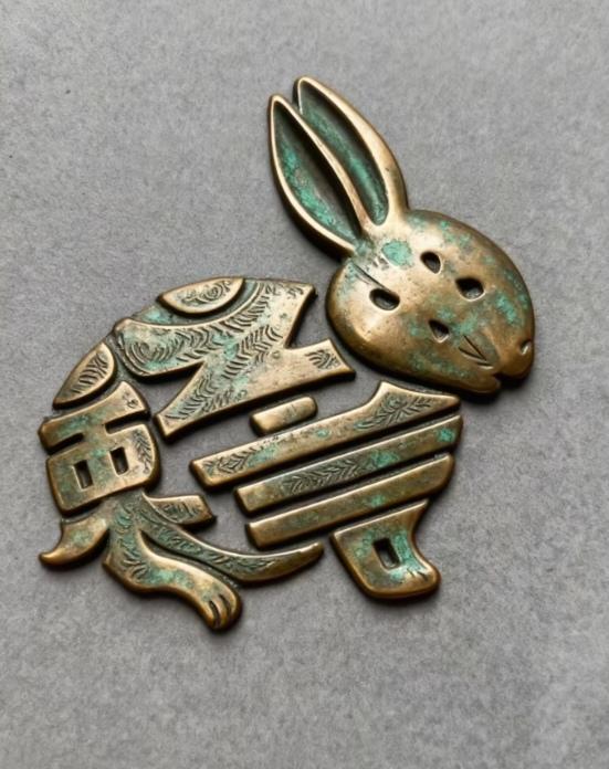 〔看图猜字〕
图中画面是小兔；
兔的身上有汉字；
动脑动手把它猜；
猜对你也是高