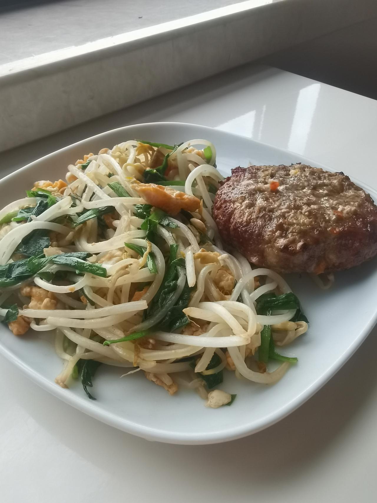 星期三。早餐打卡。

豆芽韭菜炒鸡蛋、自制牛肉饼、咖啡、燕麦块

【今日小感悟】