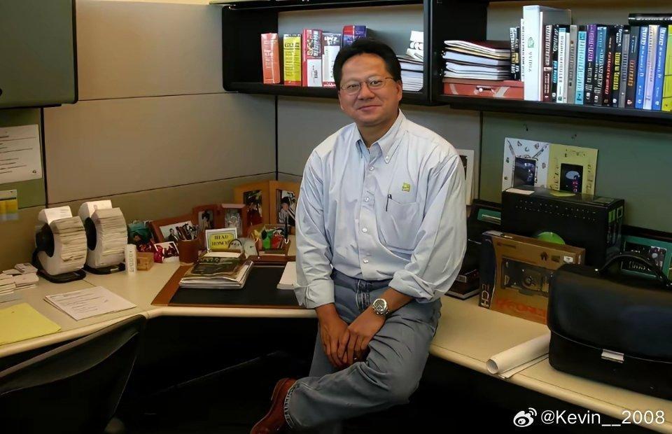 这是年轻时候黄仁勋今年已经63岁了，他年轻的时候或许也没想到，现在会成为世界上最