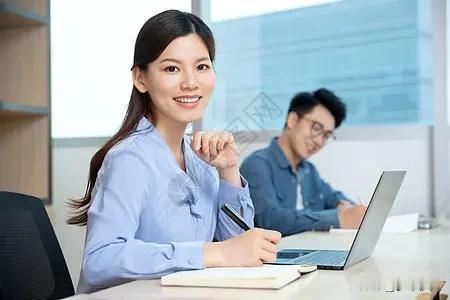 女下属暗中穿小鞋，揭露公司名誉危机竟导致惊天逆转，震惊全场！
李然是我们公司刚晋