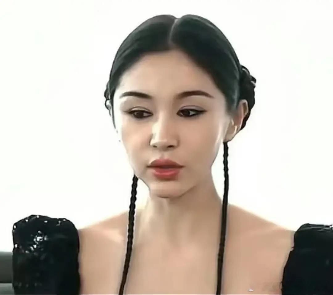 是谁呀？我已经看不出来它长什么样子了，这是演曲筱绡的那个演员吗？ 