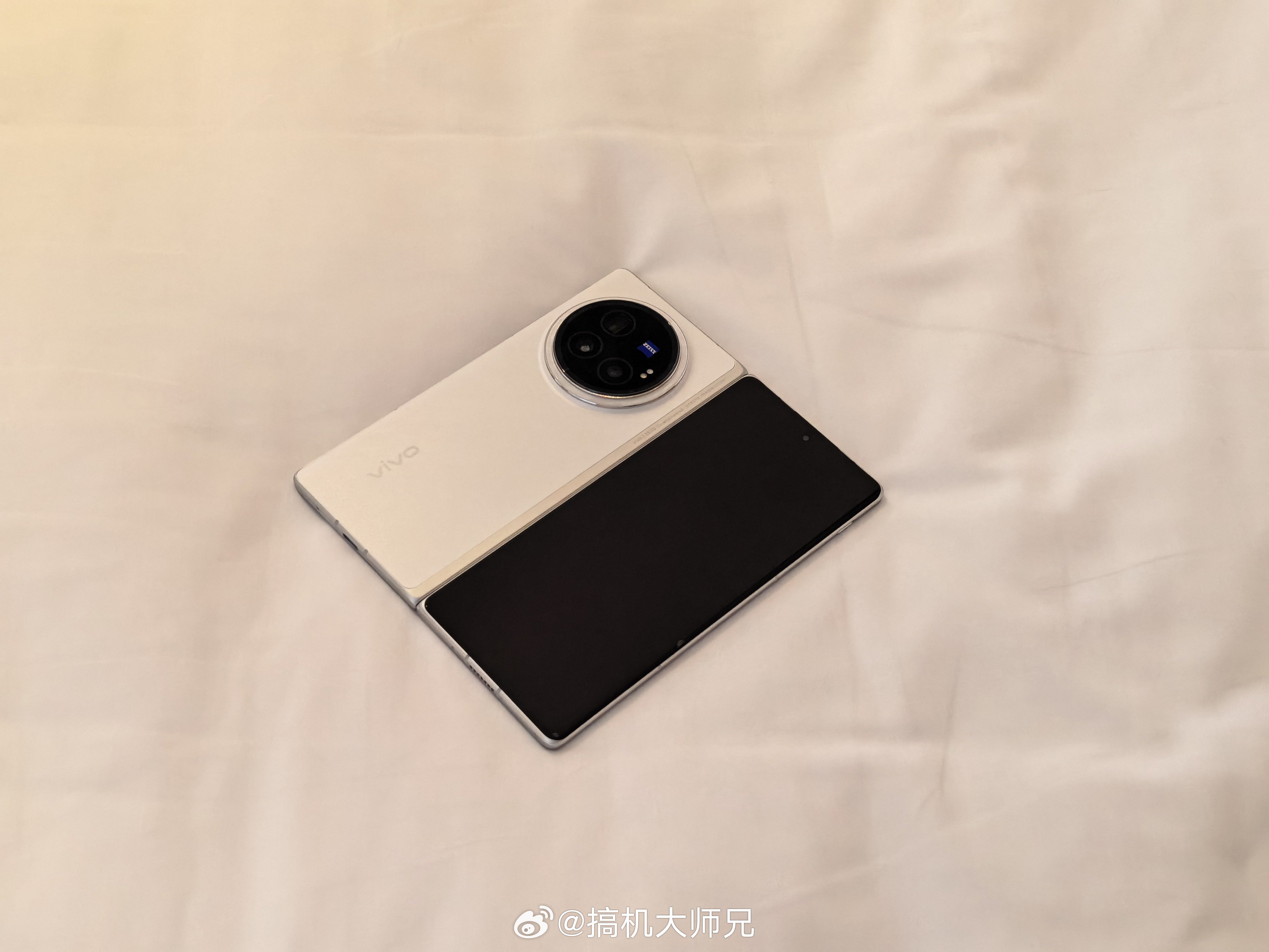 影视飓风Tim反掰iPhoneDuo被质疑 Tim反折一下没毛病，就我使用折叠屏
