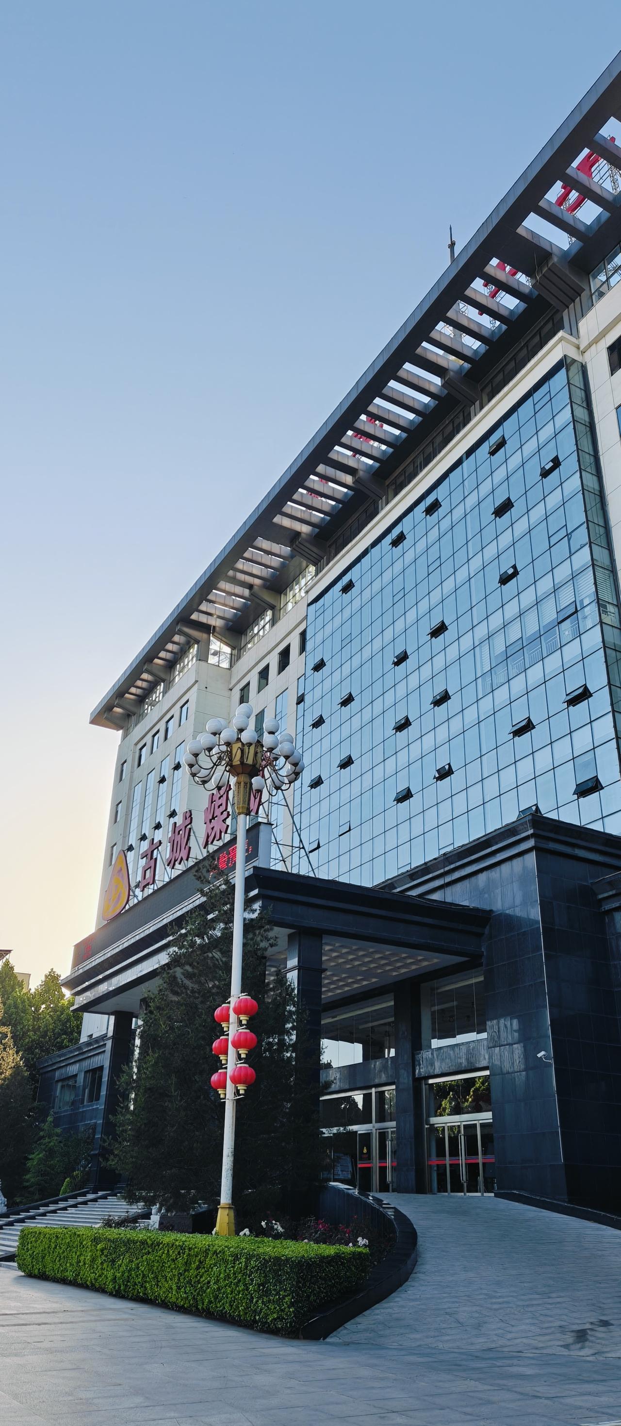 参观长治古城煤矿，在餐厅跟几名矿工聊了聊。

矿工一天收入300元左右，这批矿工