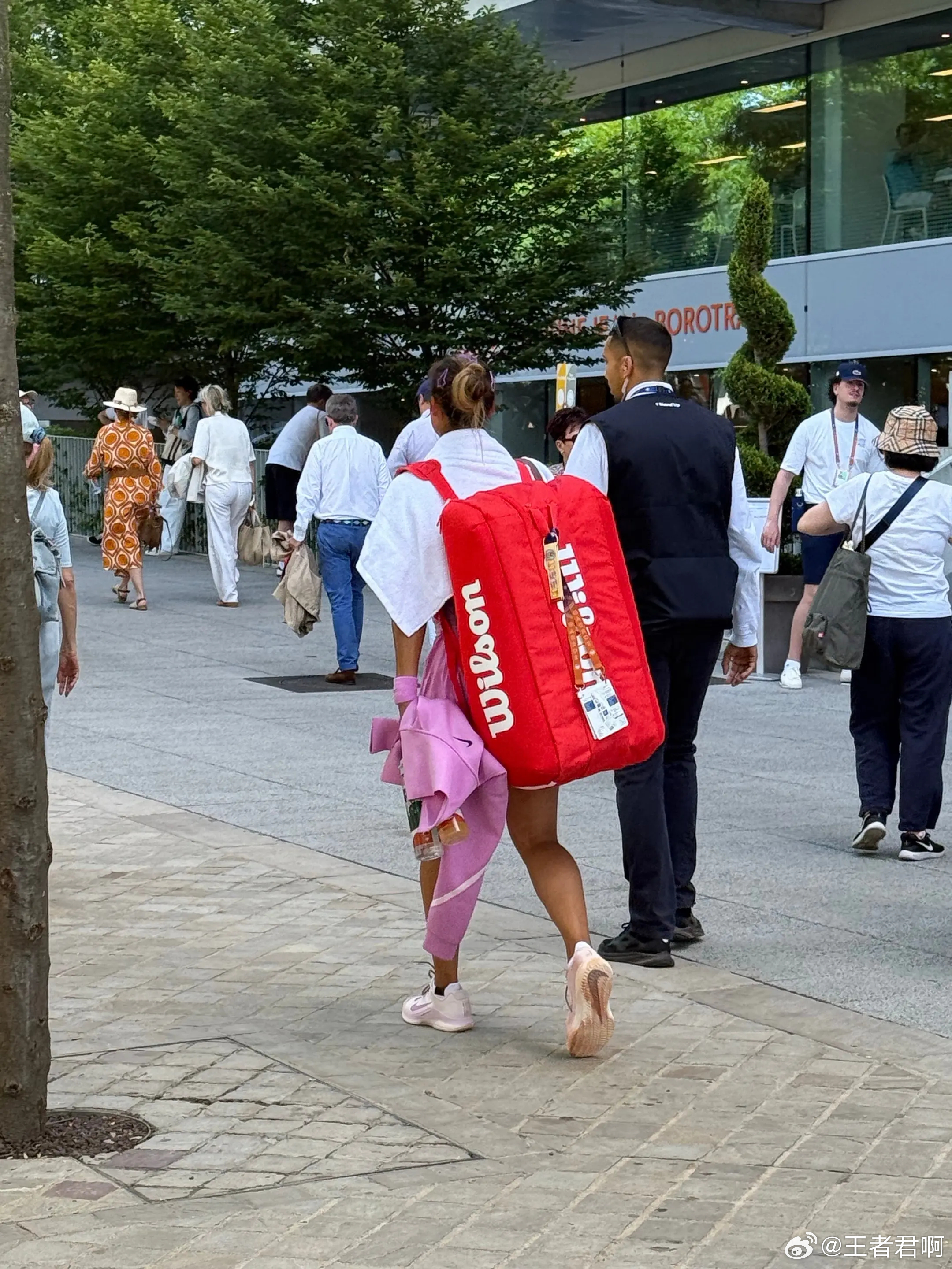 郑钦文排名跌出前100感觉她需要把教练团队换了，起码目前的团队是跟不上她的发展的