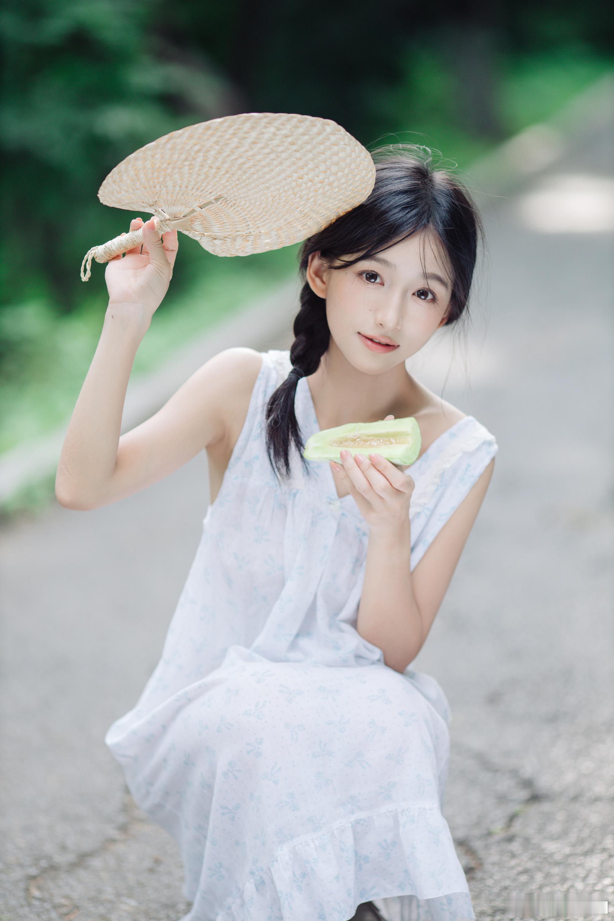 清透充满绿色的夏天的尾巴摄影：