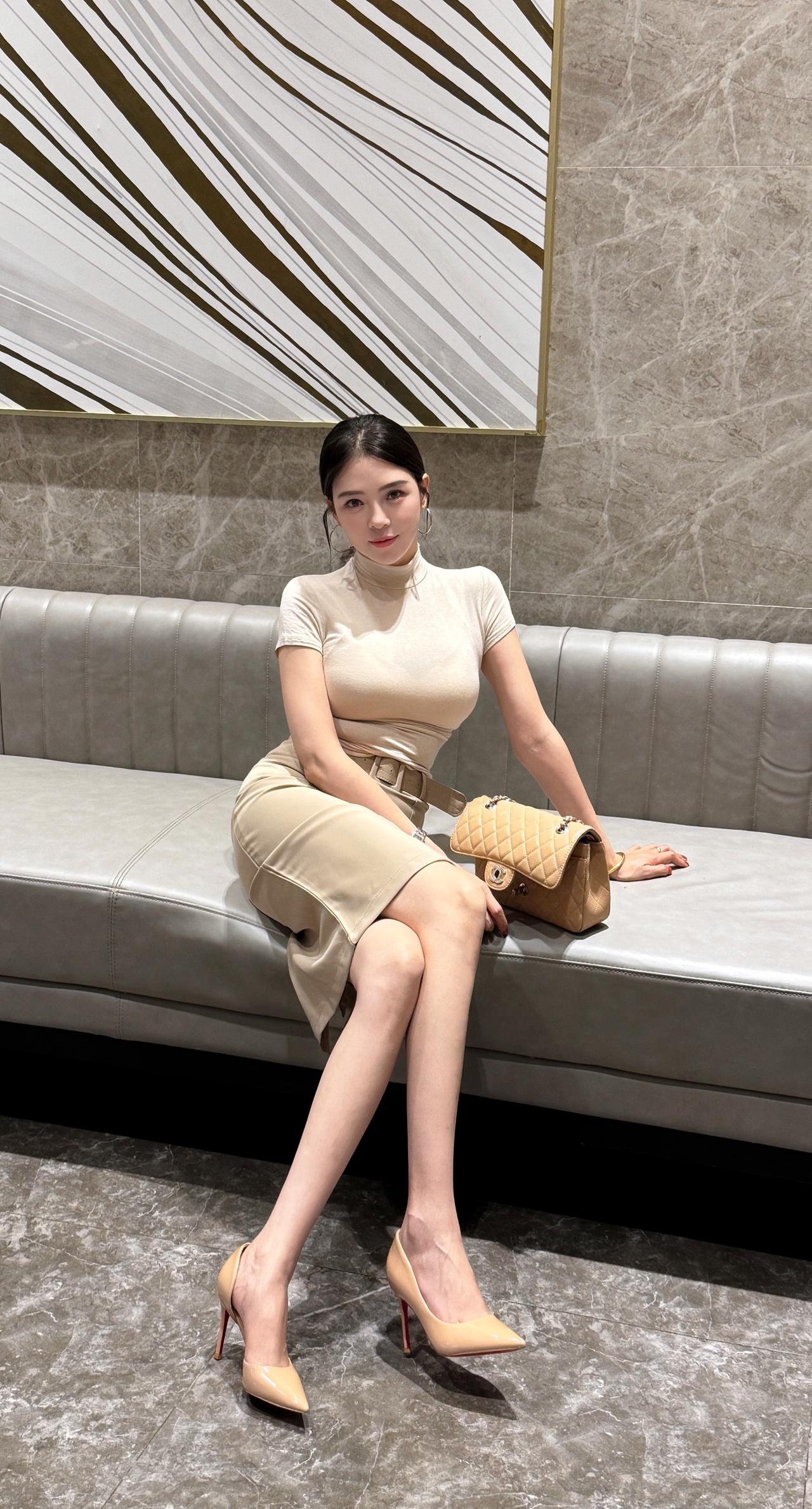 你说你对我一见钟情，其实是那天我穿了包臀裙！
优雅气质 今日穿搭 御姐风 裸色高